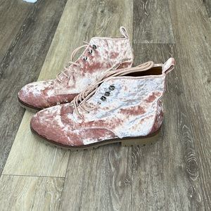 Quipid velvet lace up boots size 8.5